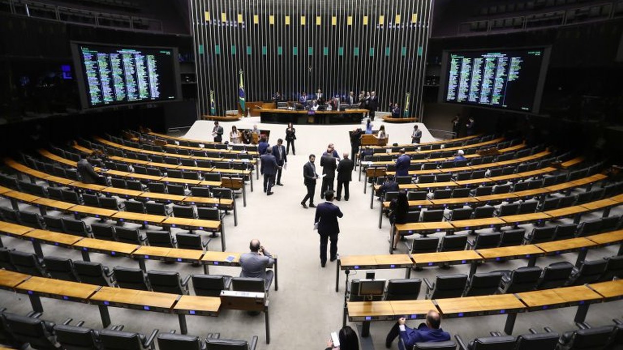 Câmara aprova “jabuti” que anistia caminhoneiros por bloqueios bolsonaristas