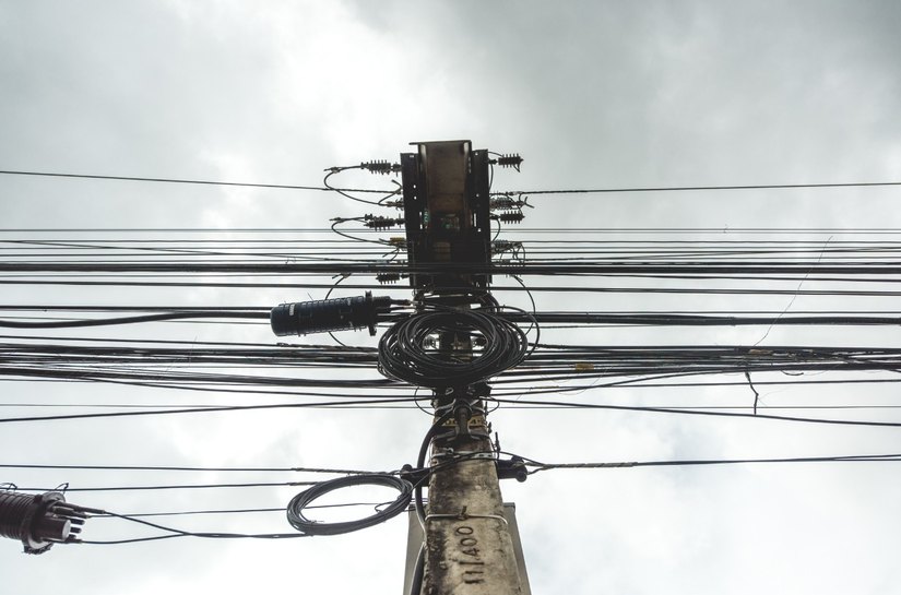 Convívio Social realiza ordenamento de cabos e fios em situação irregular em postes de Maceió