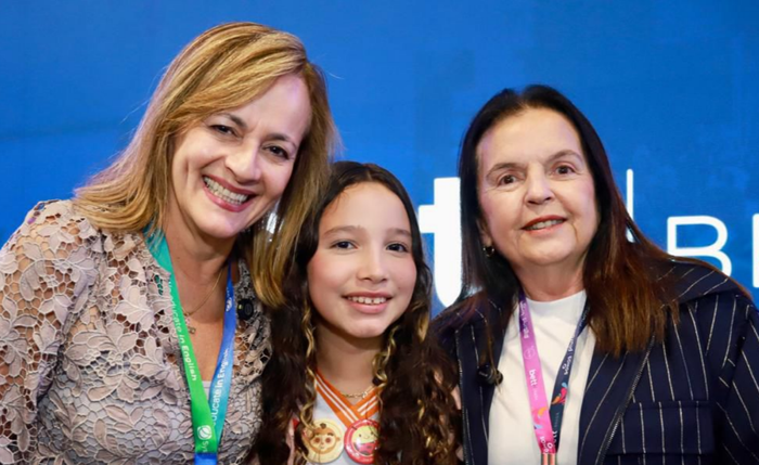 Deputada Fátima Canuto lança manual sobre educação bilíngue pública durante evento internacional em SP