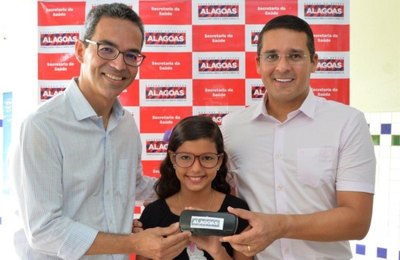 Sesau entrega óculos de grau a estudantes de escolas públicas em Maceió