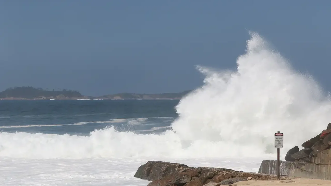 Rio tem novo alerta de ressaca: ondas podem chegar a 2,5 metros neste fim de semana