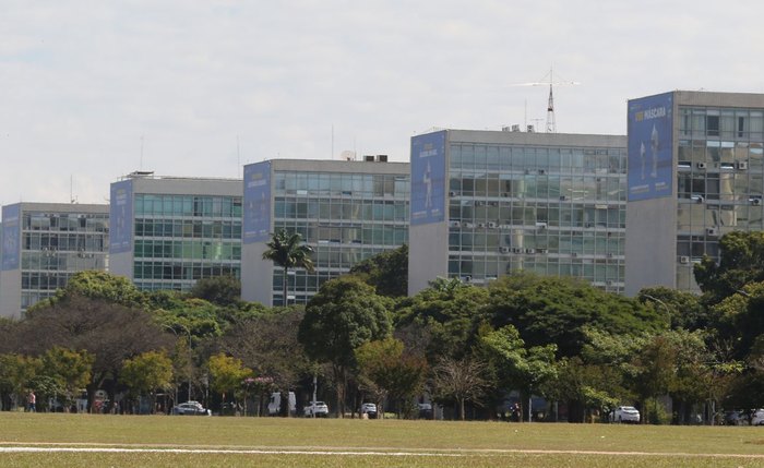 Presidente em exercício assina os decretos