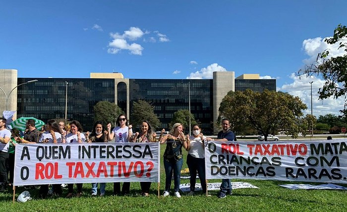 Familiares de pessoas com autismo e doenças raras em protesto em Brasília, pedindo fim do rol taxativo Familiares de pessoas com autismo e doenças raras em protesto em Brasília, pedindo fim do rol taxativo