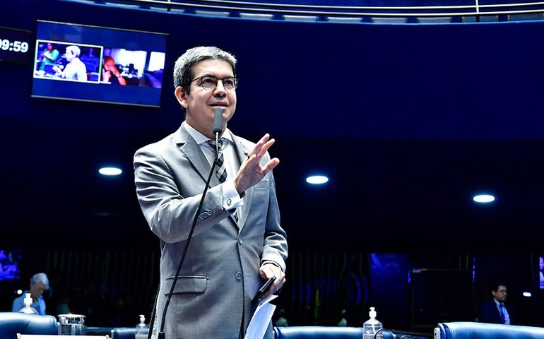 Líder do governo pede que passagens aéreas sejam liberadas para ministros voltarem pra casa