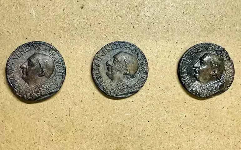 Relíquias com face de papa do século 15 são encontradas em Roma