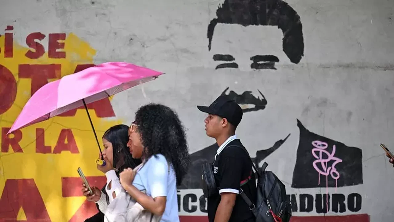 Venezuelanos retomam atividades cotidianas após ataques dos EUA