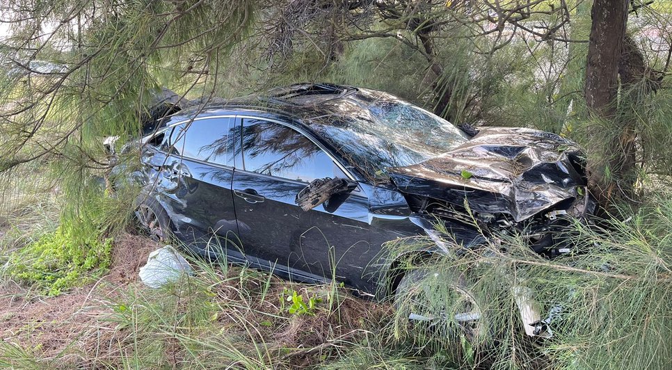 Motorista com sintomas de embriaguez derruba alambrado e bate em árvores na Rodovia SE-100