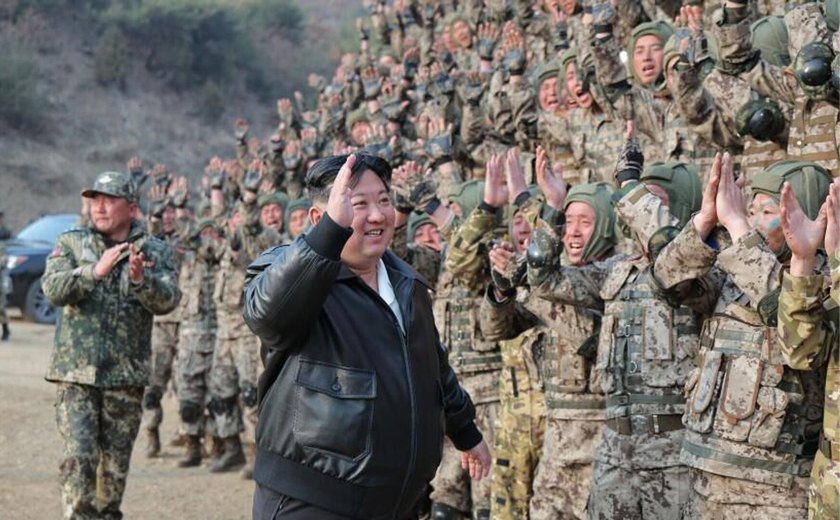 Kim Jong-un apela às tropas da Coreia do Norte para estarem prontas para a guerra, diz mídia