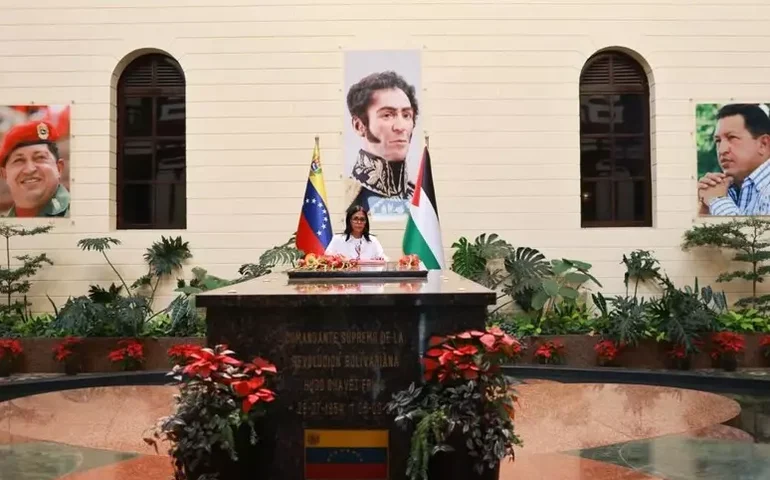 Presidente interina da Venezuela visita túmulo de Chávez após posse