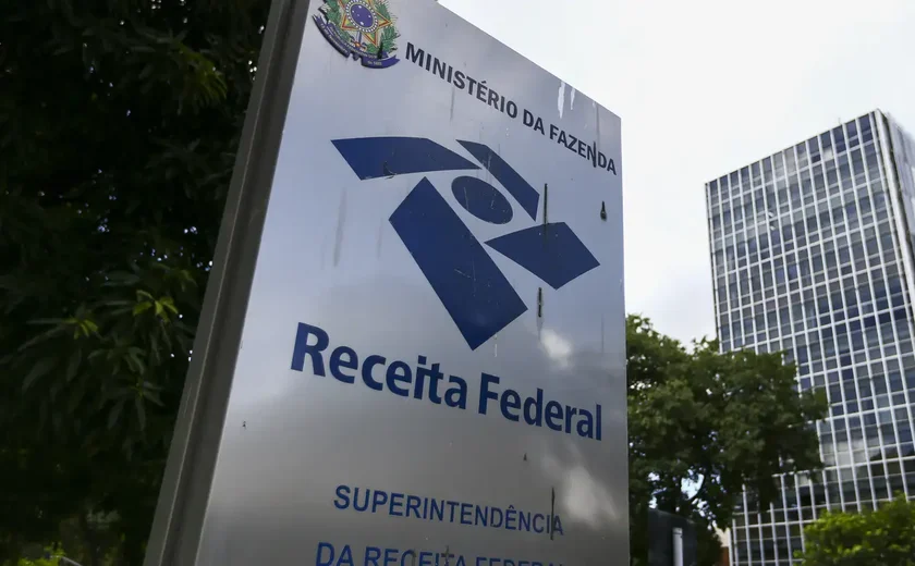 Receita Federal apreende R$ 700 mil em azeite e vinho em Londrina