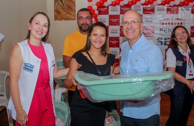 Programa Cegonha Penedense entrega 80 kits de enxoval de bebê para gestantes de baixa renda