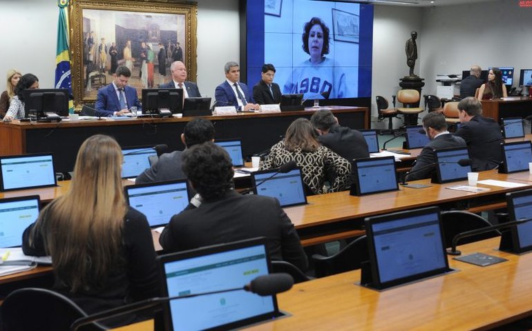 “Em pouco tempo vou estar solta', diz Carla Zambelli em depoimento na CCJ