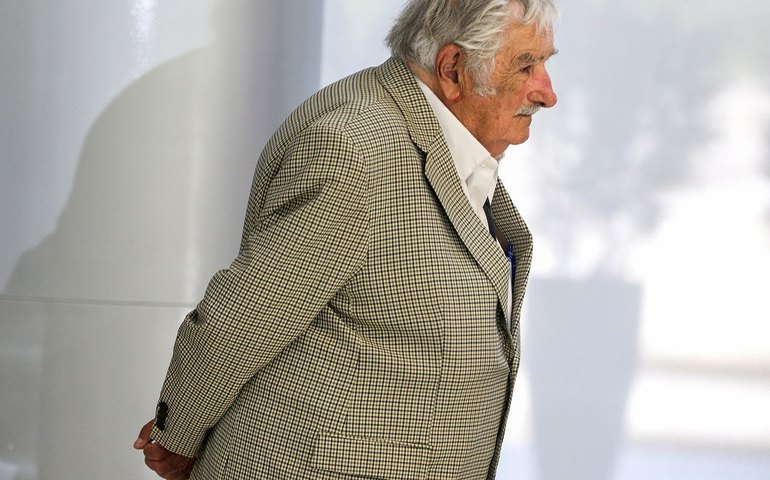 Cortejo fúnebre de Pepe Mujica reúne milhares em Montevidéu