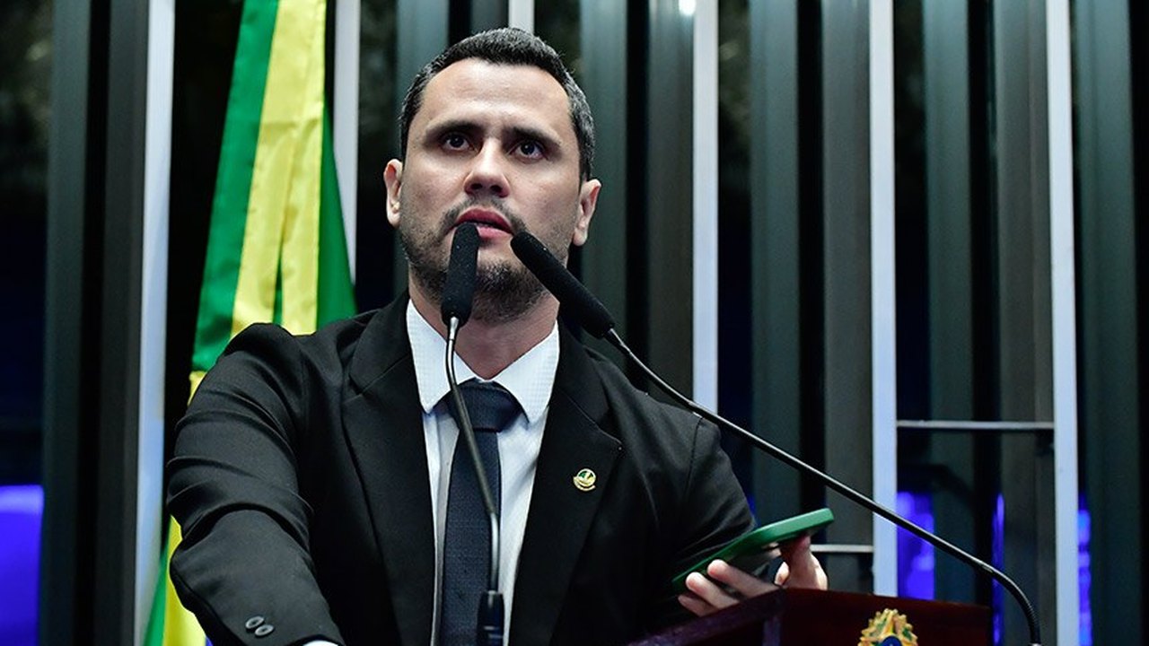Cleitinho diz que foi 'idiota' ao pedir foto com Virgínia durante depoimento na CPI das Bets