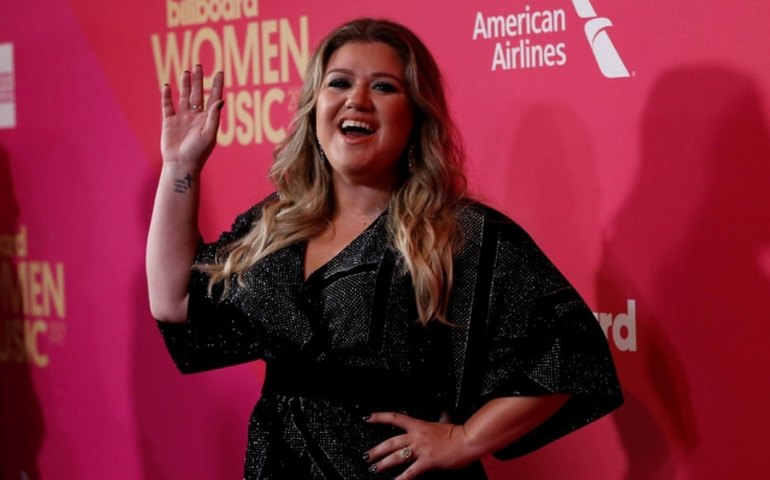 Kelly Clarkson recebe críticas de participante do &#8216;The Voice&#8217; e se defende