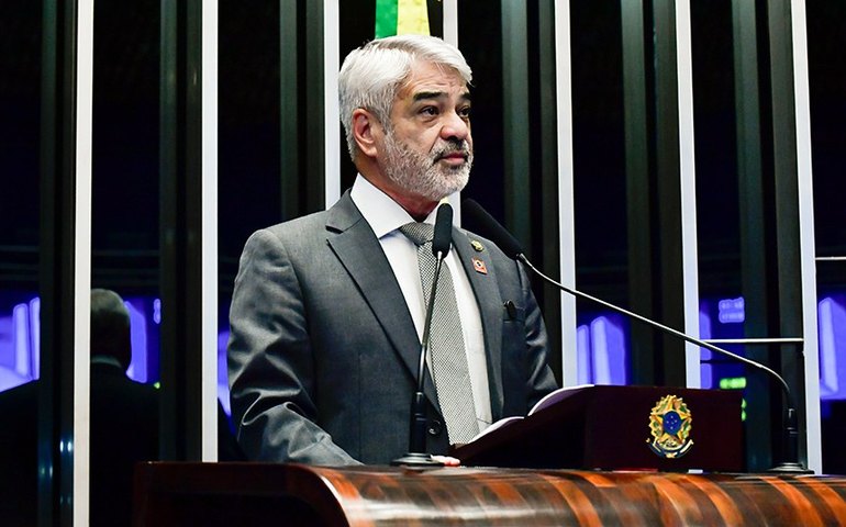 Humberto Costa destaca avanços na educação e no Sistema Único de Saúde