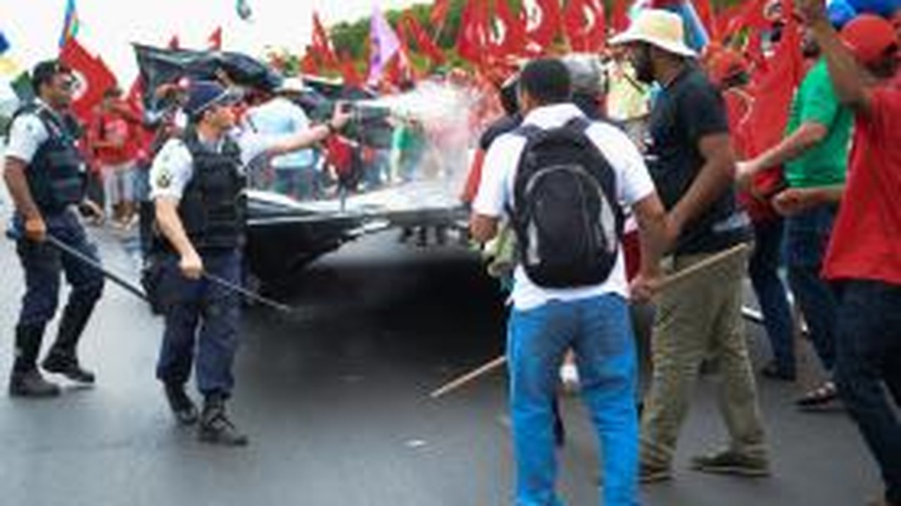 Manifestantes do MST entram em confronto com PM na Praça dos Três Poderes