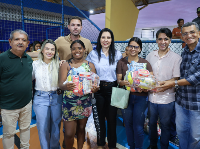 Prefeita Pauline Pereira entrega mais 2.500 cestas básicas pelo programa Bolsa Alegre
