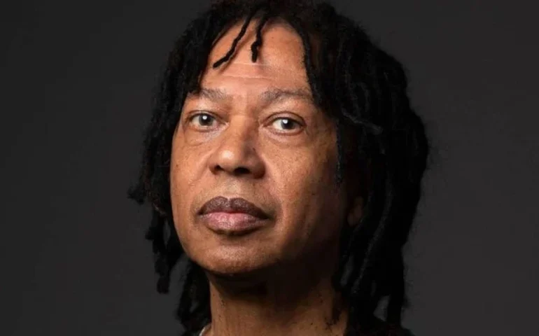 Djavan fala sobre 28 anos de casamento e relembra fase solteira: 'Achei que fosse sair matando'