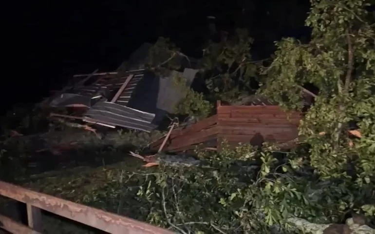 Quase 500 casas foram danificadas pelas tempestades no Mississippi, com relatos de múltiplos tornados.