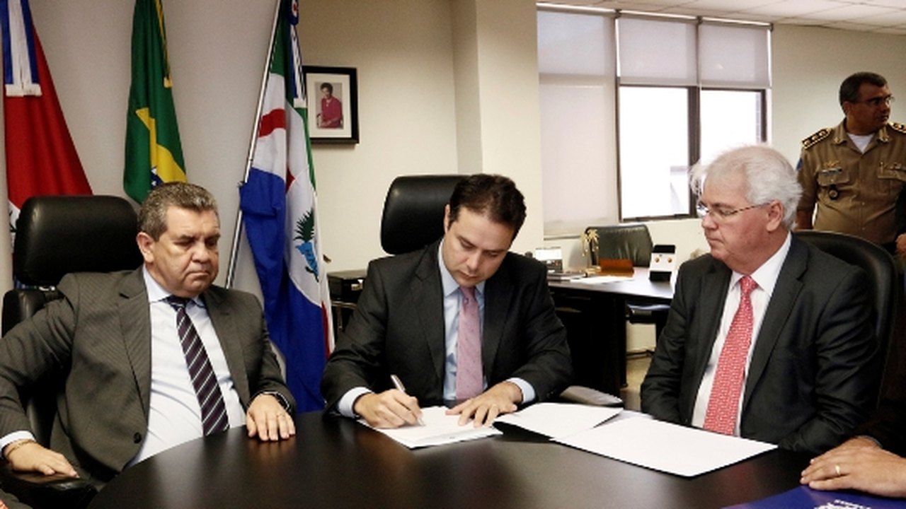 Governo assina acordo e garante reajuste à Polícia Militar