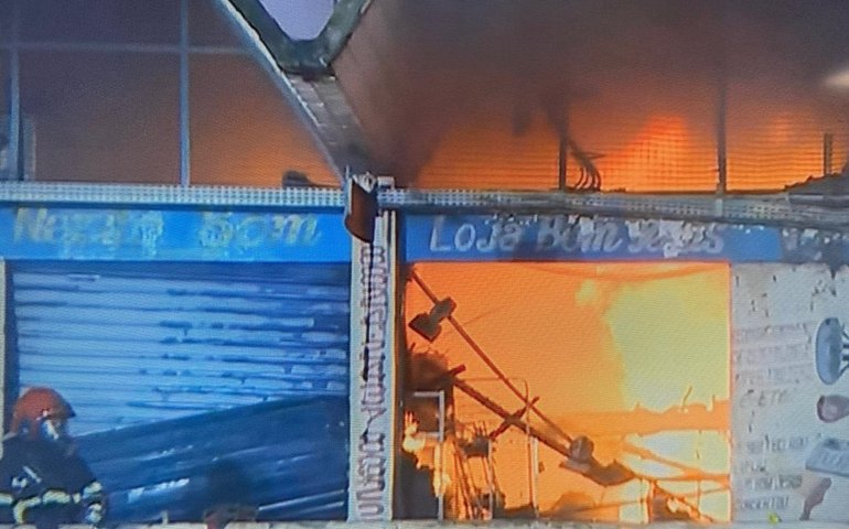 Incêndio destrói duas lojas no Mercado da Produção