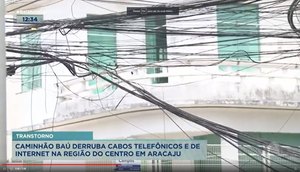 Caminhão baú derruba cabos de poste no Centro de Aracaju.jpg
