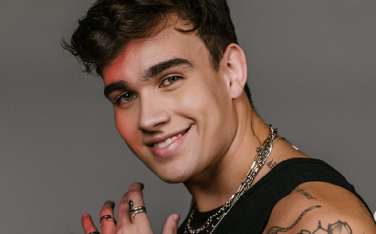 Aposta da Som Livre, Rafa Almeida sobe álbum “Impacto”