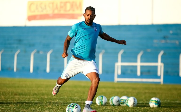 Atlético-GO negocia contratação do volante Everton Heleno, destaque do CSA