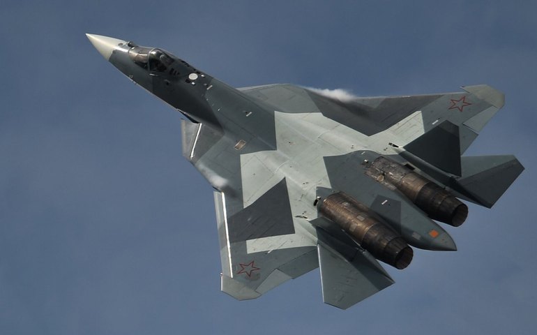 Caça russo Su-57 biposto desperta interesse global após anúncio de envio à Índia