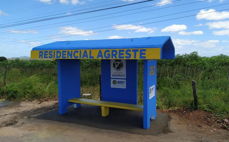 Prefeitura de Arapiraca instala abrigos de ônibus em concreto na zona rural do município