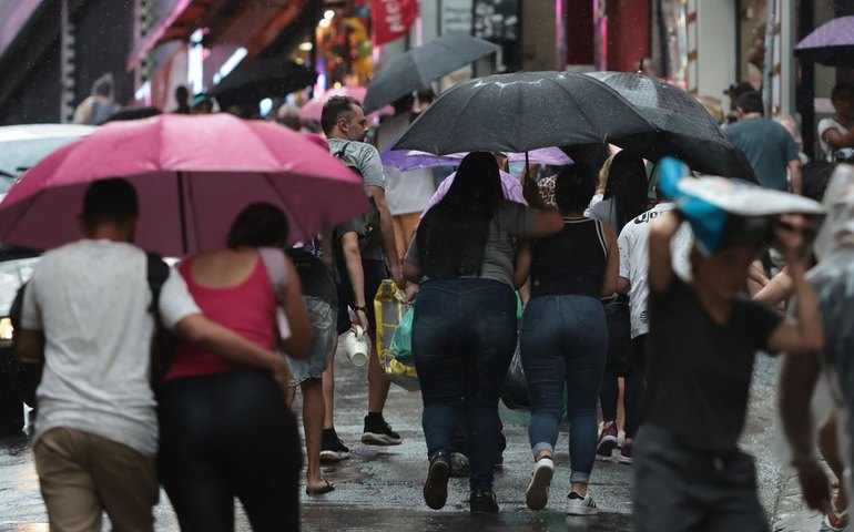Capitais do Centro-Sul terão hoje chuvas e ventania