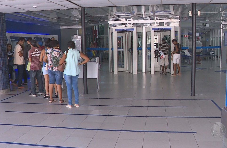 Agências bancárias encerram atendimento ao público externo em 2017 nesta quinta-feira