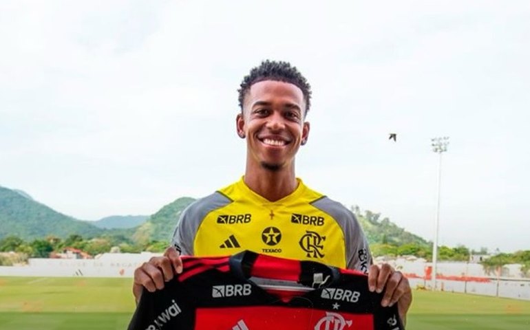 Flamengo apresenta centroavante Carlinhos como reforço do ataque no Brasileirão