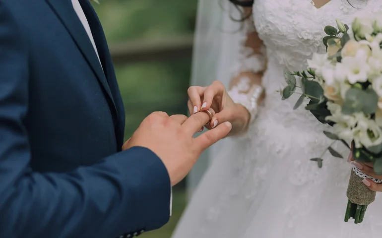 Câncer: casamento está associado à redução do risco da doença, diz novo estudo