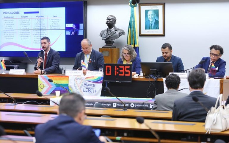 Pesquisa mostra dificuldades na implantação de políticas públicas para população LGBTQIA+