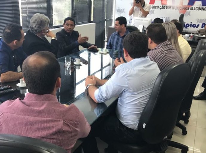 Prefeitos do Consórcio de Resíduos Sólidos do Agreste se reúnem na AMA