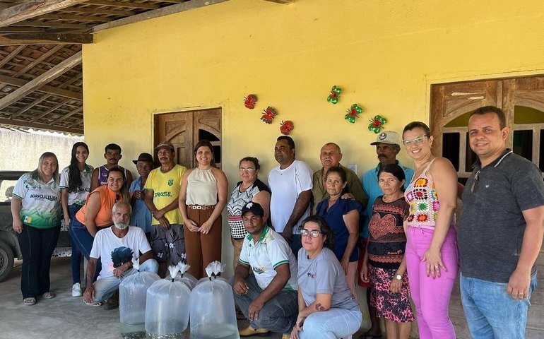 Prefeita Marcela Gomes fez a entrega nesta quinta de 20 mil alevinos a criadores de Novo Lino