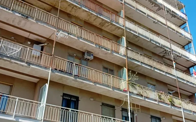 Mulher morre ao pular de janela de prédio na Itália com três filhos nos braços