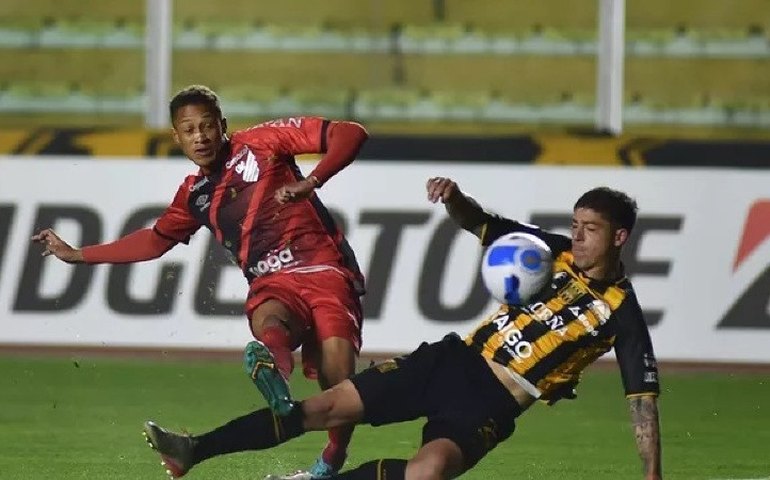 Athletico leva 5 gols de cabeça do The Strongest e se complica na Libertadores