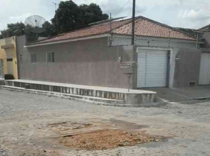 Arapiraca atende demanda de moradores e tapa buraco no Baixão