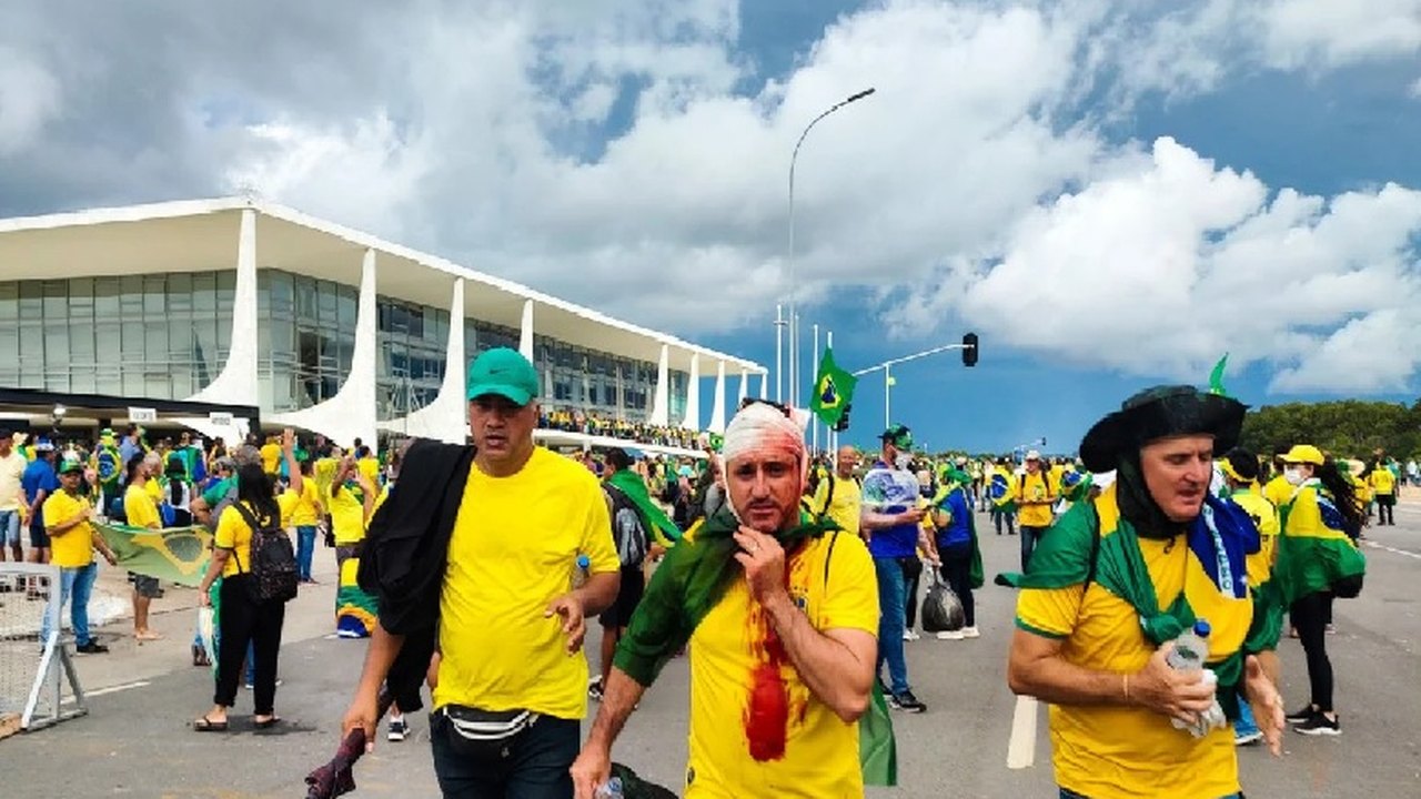 Grupo de vândalos deixa rastro de destruição, com cadeiras arrancadas e pichações