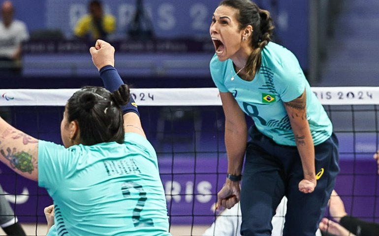 Seleção feminina de vôlei sentado vence a segunda em Paris