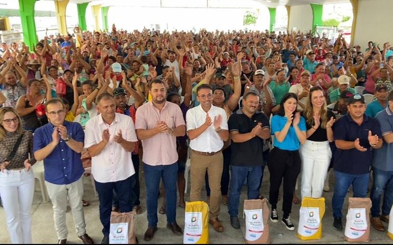 Prefeitura de Major Izidoro entrega sementes e beneficia agricultores do município