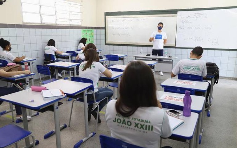 Especialistas cobram carga horária maior no novo ensino médio