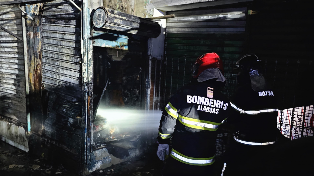 Bombeiros combatem incêndio em barracas na Feira do Rato