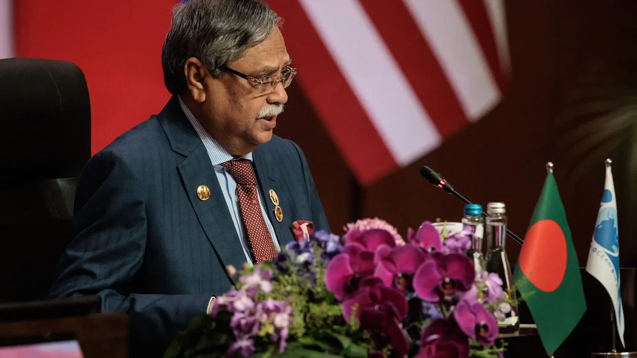 Militares e  manifestantes se reúnem para definir governo de transição após presidente de Bangladesh dissolver Parlamento