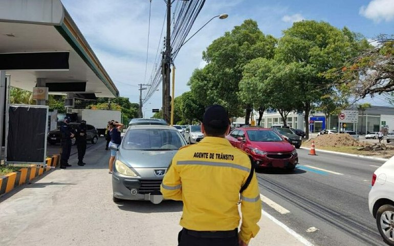 Ação da SMTT registra 24 irregularidades de trânsito no bairro Farol