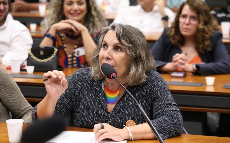 Comissão aprova inclusão na Lei Eleitoral de permissão para artista manifestar posicionamento político em shows