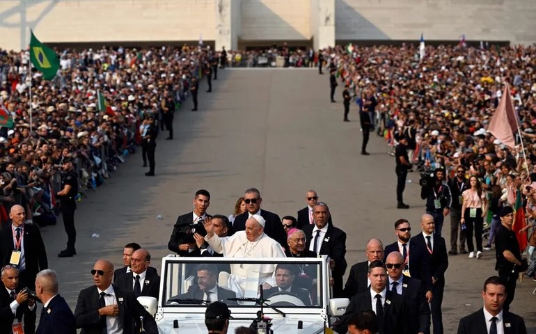 Multidão de fiéis acompanham visita do Papa visita ao santuário de Fátima, em Portugal; fotos